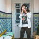Donna con macchina fotografica in mano che scatta fotografie dentro una stanza da bagno