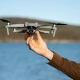 Mano di un uomo tiene in mano un drone